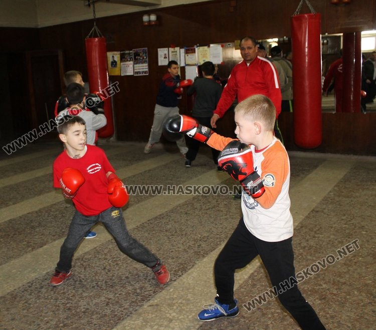 Шампион по бокс проведе открита тренировка с възпитаниците на БК "Спартак"