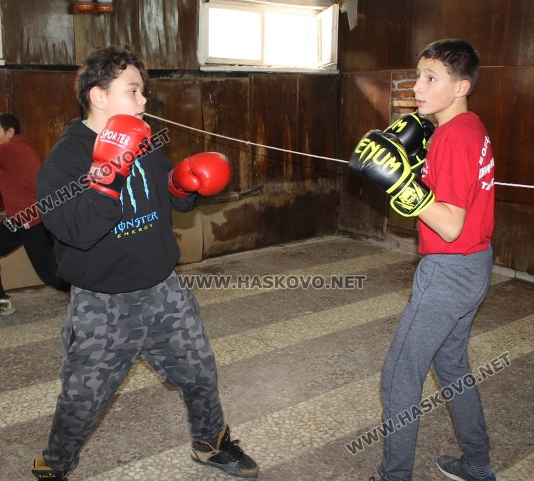 Шампион по бокс проведе открита тренировка с възпитаниците на БК "Спартак"