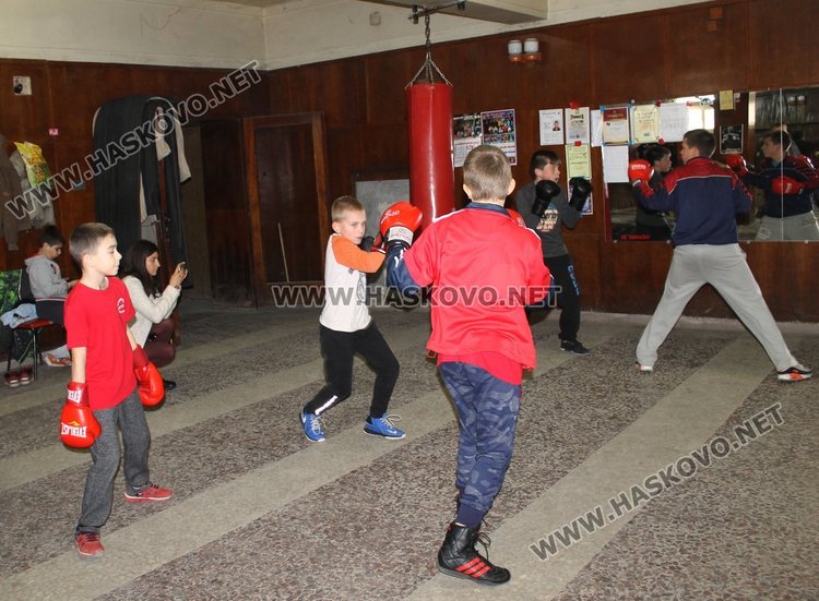 Шампион по бокс проведе открита тренировка с възпитаниците на БК "Спартак"