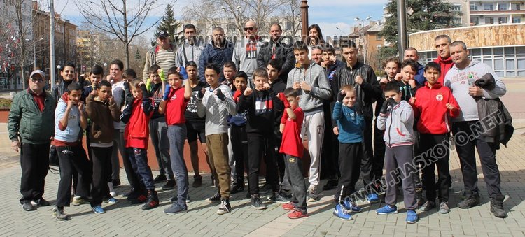 Шампион по бокс проведе открита тренировка с възпитаниците на БК "Спартак"