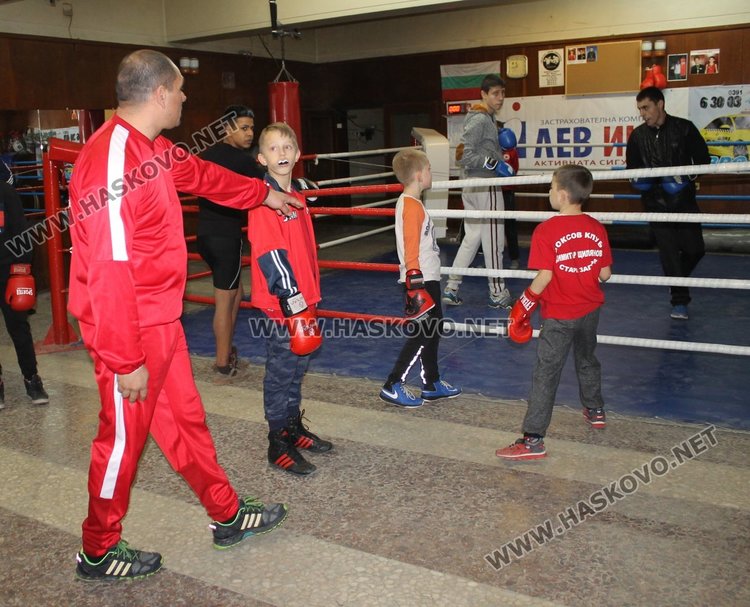 Шампион по бокс проведе открита тренировка с възпитаниците на БК "Спартак"