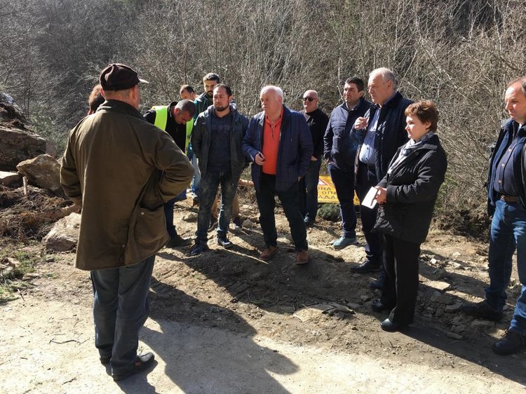 Свлачището, затворило пътя за Мадан, е най-голямото на главен път в България