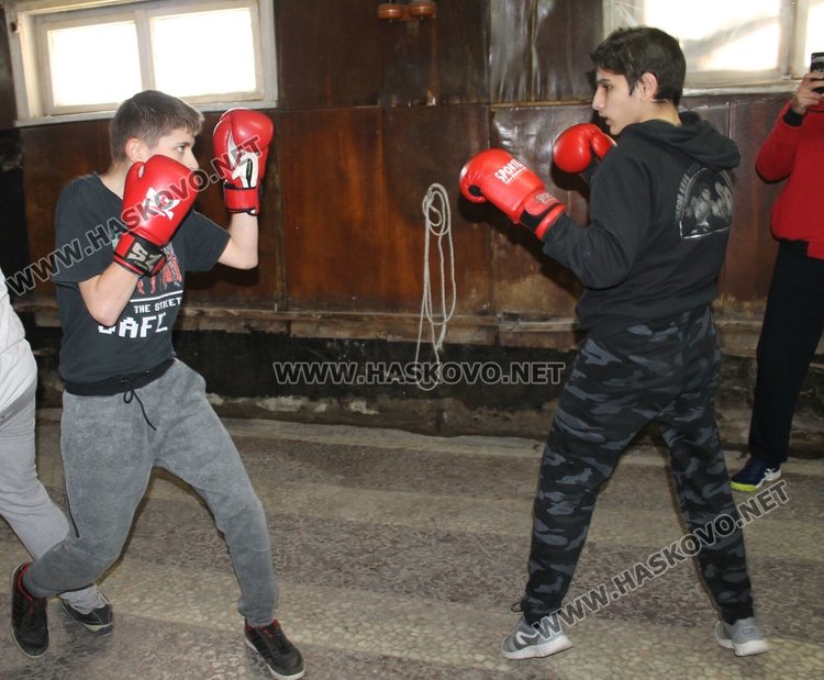 Шампион по бокс проведе открита тренировка с възпитаниците на БК "Спартак"