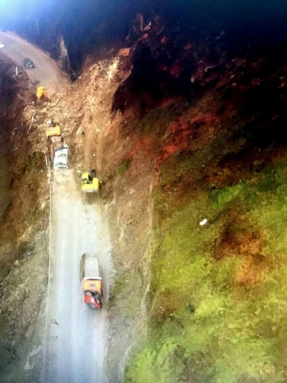 Свлачището, затворило пътя за Мадан, е най-голямото на главен път в България
