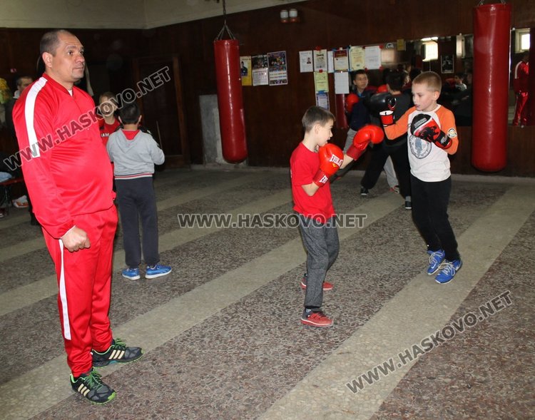 Шампион по бокс проведе открита тренировка с възпитаниците на БК "Спартак"