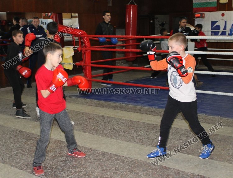 Шампион по бокс проведе открита тренировка с възпитаниците на БК "Спартак"