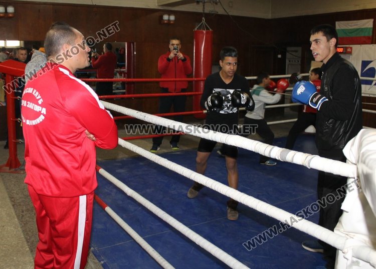 Шампион по бокс проведе открита тренировка с възпитаниците на БК "Спартак"