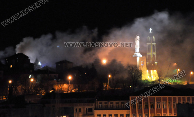 Газова бутилка подпали къща зад монумента на Св. Богородица, загина възрастен мъж