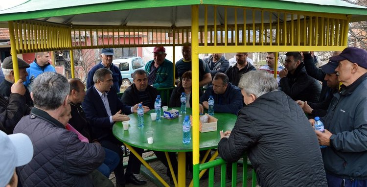 Лидерът на ДПС на спонтанни срещи в Чернооченско