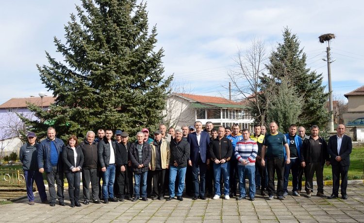 Лидерът на ДПС на спонтанни срещи в Чернооченско