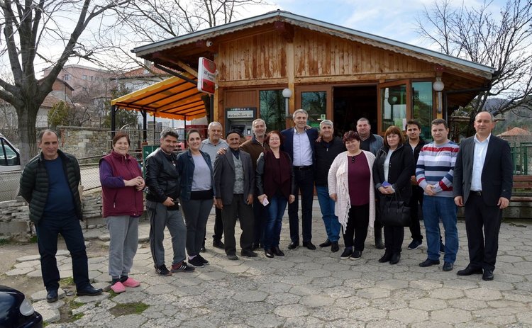 Лидерът на ДПС на спонтанни срещи в Чернооченско