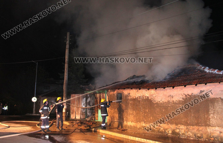 Газова бутилка подпали къща зад монумента на Св. Богородица, загина възрастен мъж