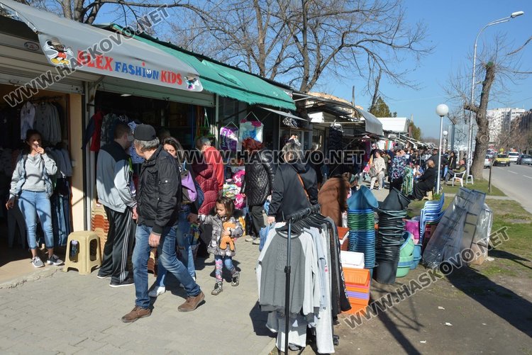 Поредните фалшиви стоки конфискува полицията на Неделен пазар