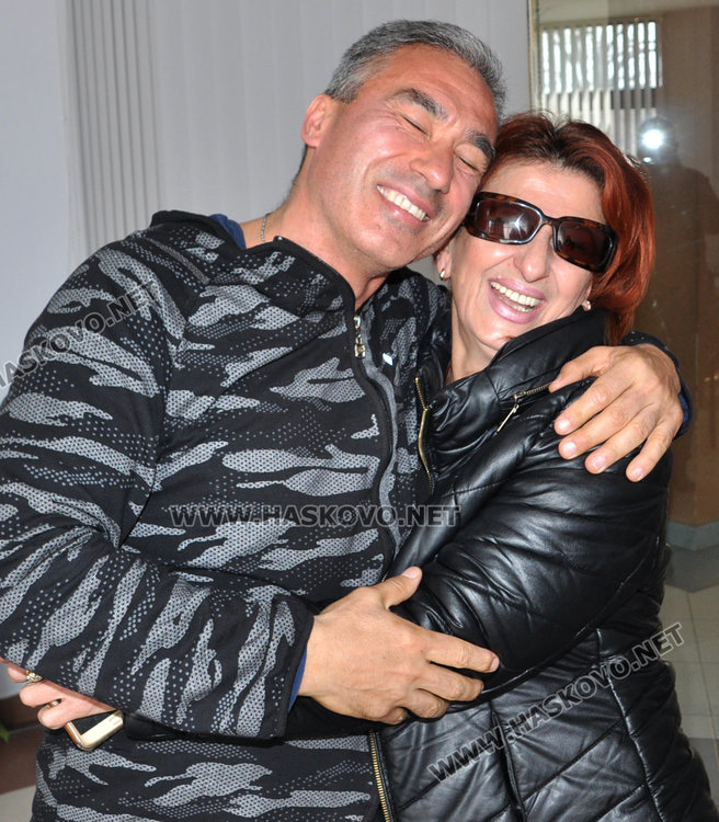 DJ Педро коленичи пред хасковлийката, намерила изгубените му 10 000 лева