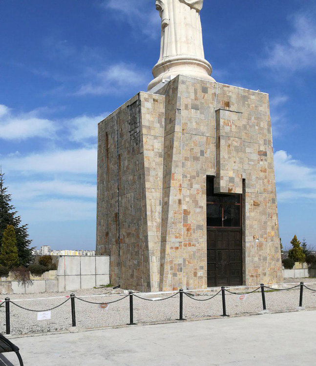 Хасковлия: Облицовката на монумента продължава да пада, опасно е за децата 