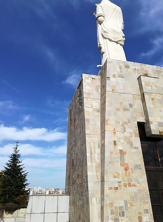 Хасковлия: Облицовката на монумента продължава да пада, опасно е за децата 