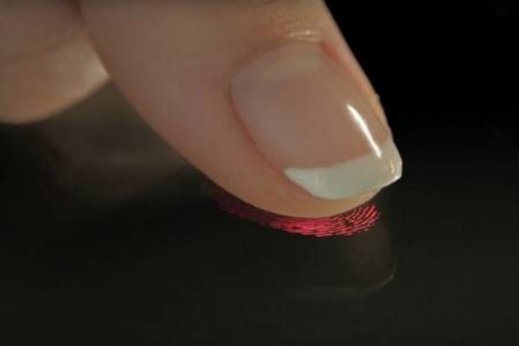 Скенерът за отпечатъци в Nokia 9 може да бъде вграден в дисплея му