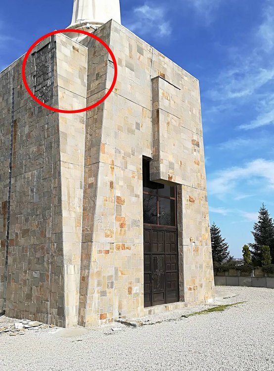 Хасковлия: Облицовката на монумента продължава да пада, опасно е за децата 