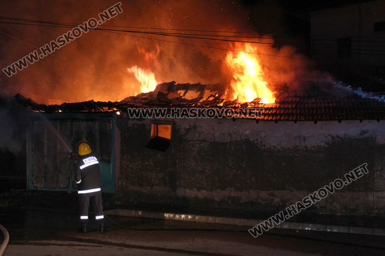 Газова бутилка подпали къща зад монумента на Св. Богородица, загина възрастен мъж