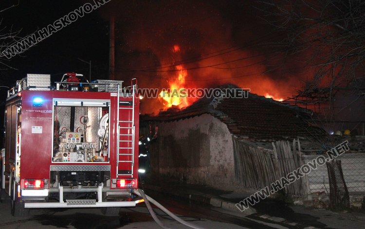 Газова бутилка подпали къща зад монумента на Св. Богородица, загина възрастен мъж