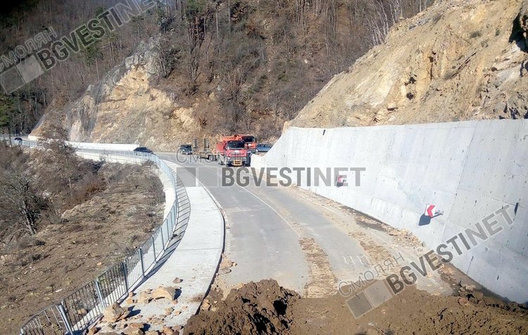 Отвориха пътя Смилян-Рудозем-от там ще минава целият трафик до решение на проблема със срутището край Тикале