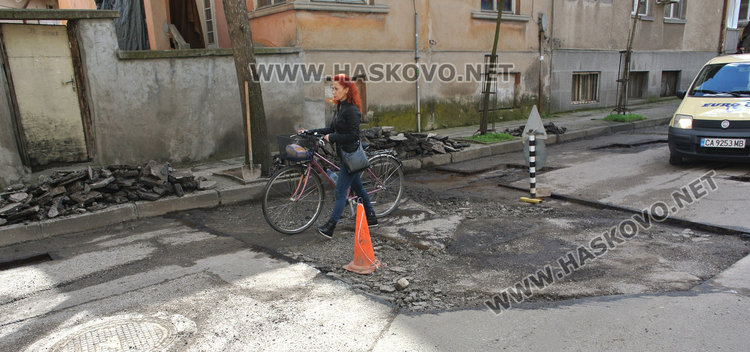 Кърпят дупките по хасковските улици, зейнали през зимата