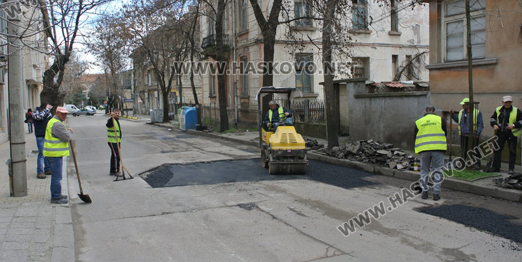 Кърпят дупките по хасковските улици, зейнали през зимата