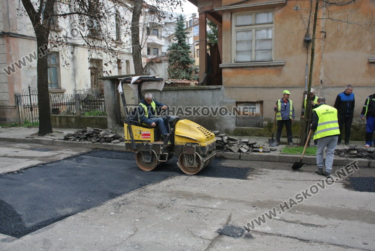 Кърпят дупките по хасковските улици, зейнали през зимата