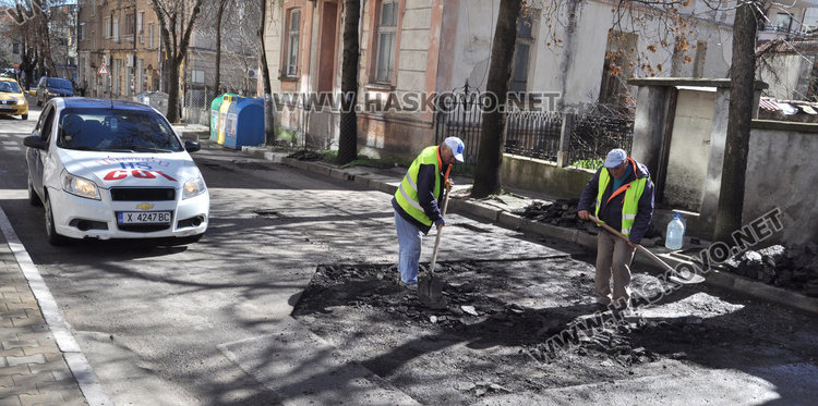 Кърпят дупките по хасковските улици, зейнали през зимата