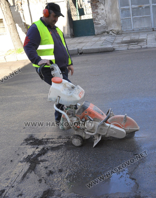 Кърпят дупките по хасковските улици, зейнали през зимата