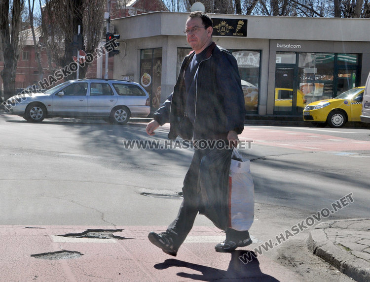 Кърпят дупките по хасковските улици, зейнали през зимата