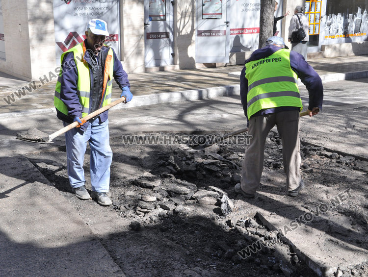Кърпят дупките по хасковските улици, зейнали през зимата