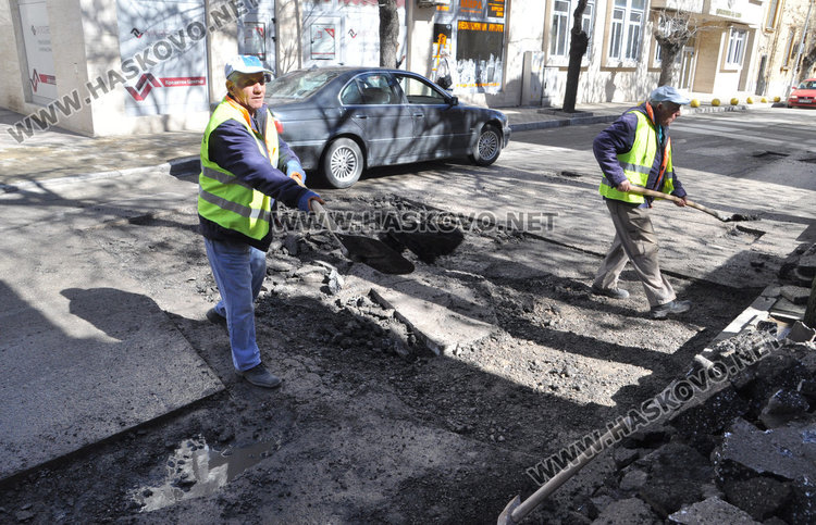 Кърпят дупките по хасковските улици, зейнали през зимата