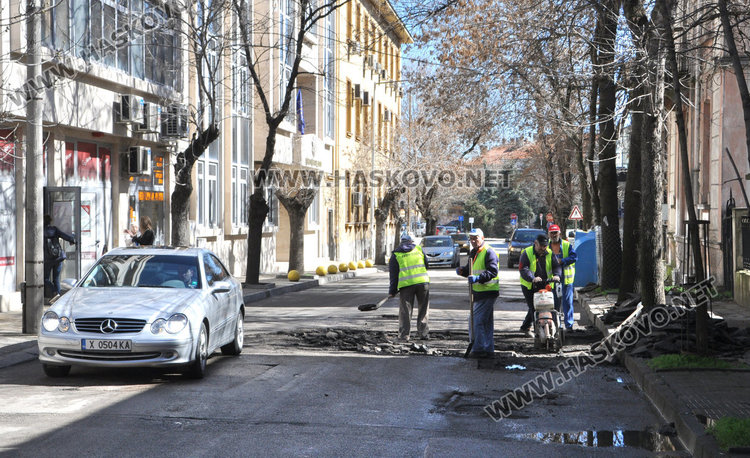 Кърпят дупките по хасковските улици, зейнали през зимата