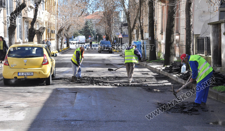 Кърпят дупките по хасковските улици, зейнали през зимата