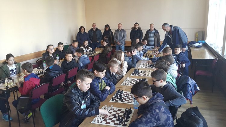 Учениците на „Славейков“ и Черноочене най-добри в шахмата