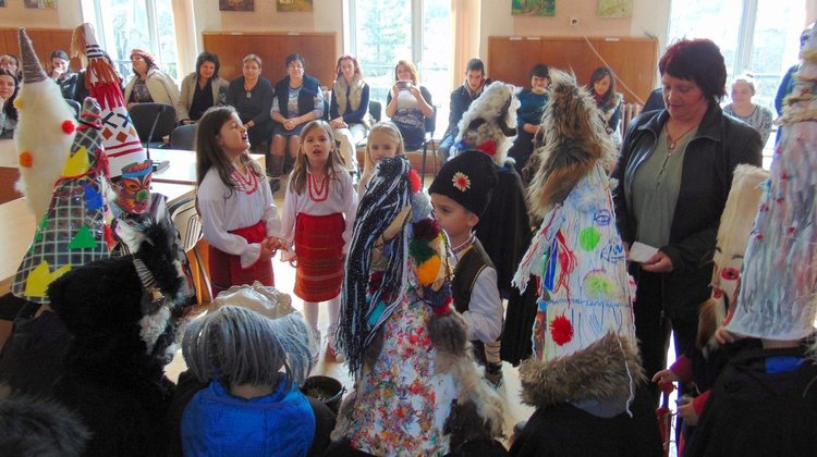 Деца кукери прогониха болестите и зимата в Девин