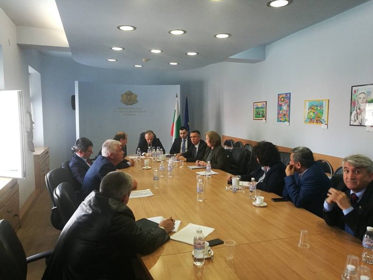 Кметовете поискаха от образователния министър  ефективно изучаване на турски в училище