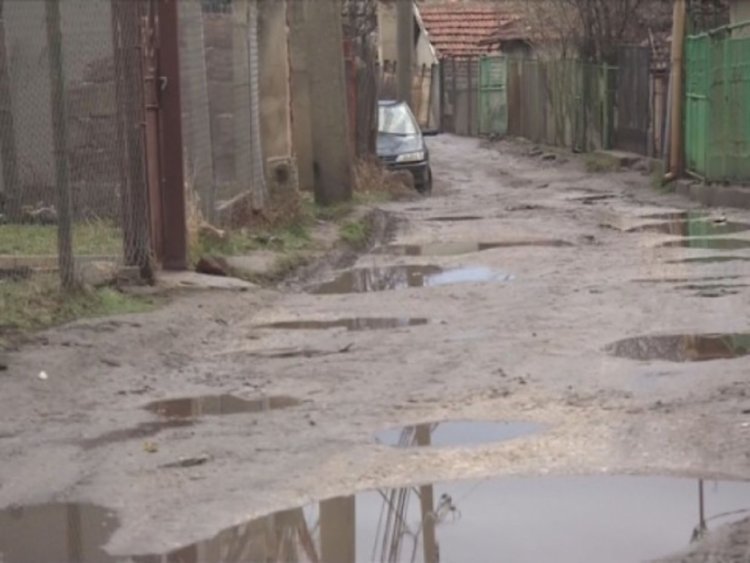 Кал вместо асфалт в пернишки квартал, и линейка не може да припари