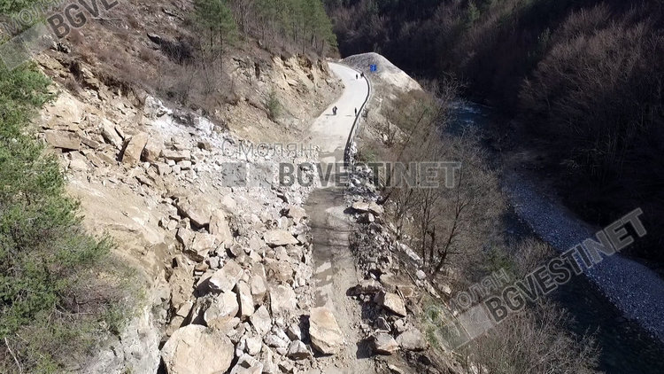 Топексперт за свлачището край Тикале: До 10 дни хората ще имат път