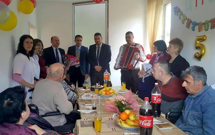 Центърът от семеен тип за хора с увреждания в Неделино посрещна гости за петия си рожден ден 