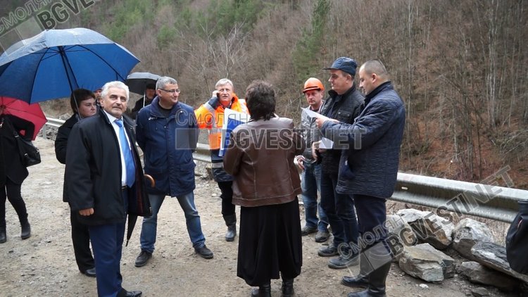 Топексперт за свлачището край Тикале: До 10 дни хората ще имат път