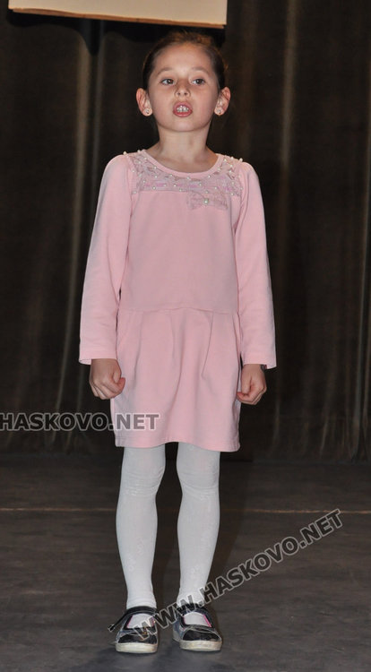 най-малкият участник в конкурса 6-годишната Теодора Ефтимова