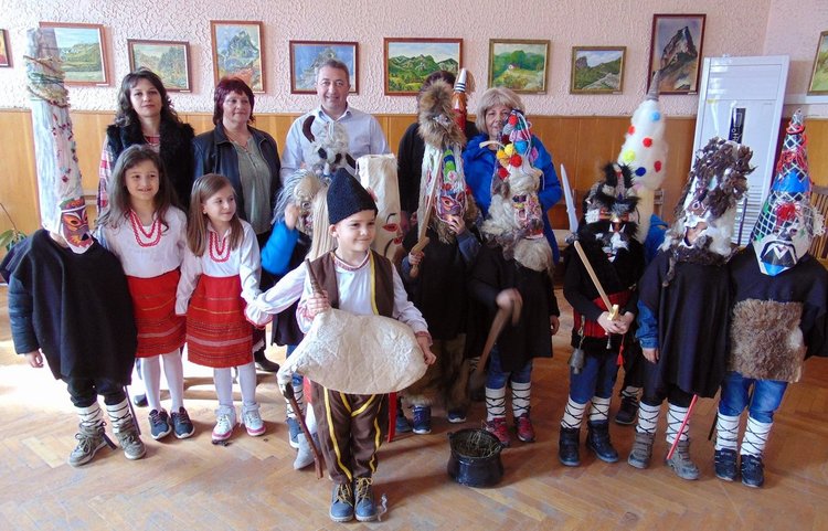 Деца кукери прогониха болестите и зимата в Девин