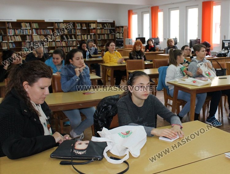 Деветокласничка от ПМГ "Иван Вазов" с най-добри идеи за библиотека на бъдещето
