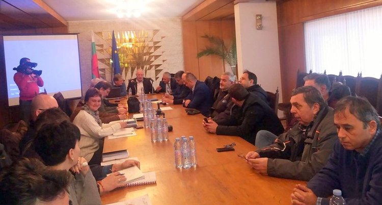 Работна група с водещи експерти започна оглед на голямото свлачище край Тикале