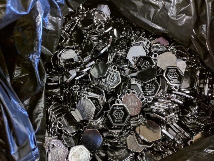 Хиляди фалшиви емблеми на известни марки спрени на българската граница