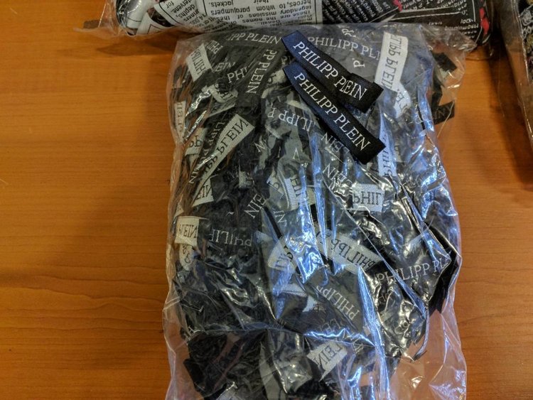 Хиляди фалшиви емблеми на известни марки спрени на българската граница