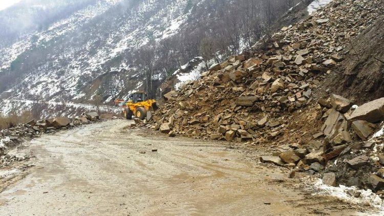 Снимката е от срутване през 2015г по трасето Девин-Кричим, автор в."Дневник"
