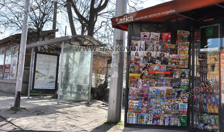  Читател: Спирка на бул. “Раковски” цяла година стои потрошена